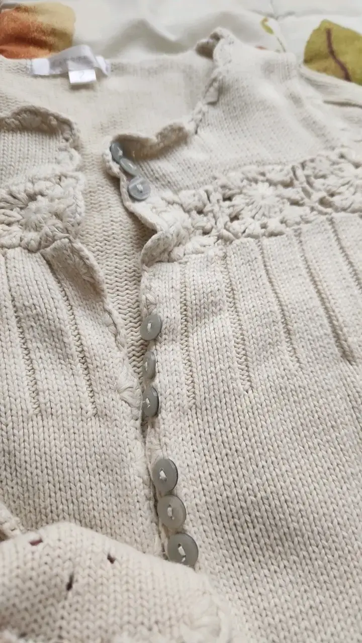 Cardigan de niña beige con detalles tejidos - 3