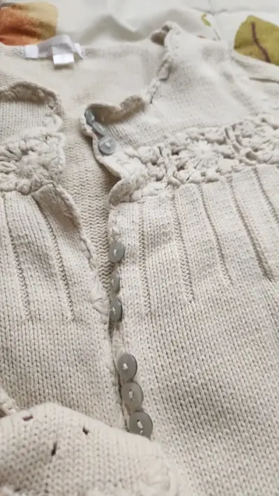 Cardigan de niña beige con detalles tejidos - miniatura 3