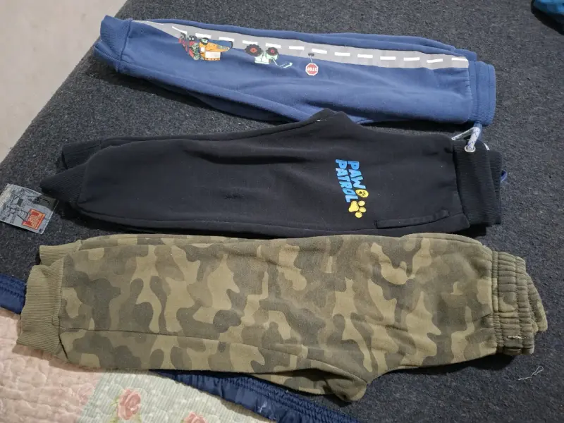 Conjunto de pantalones para niños con estampados variados