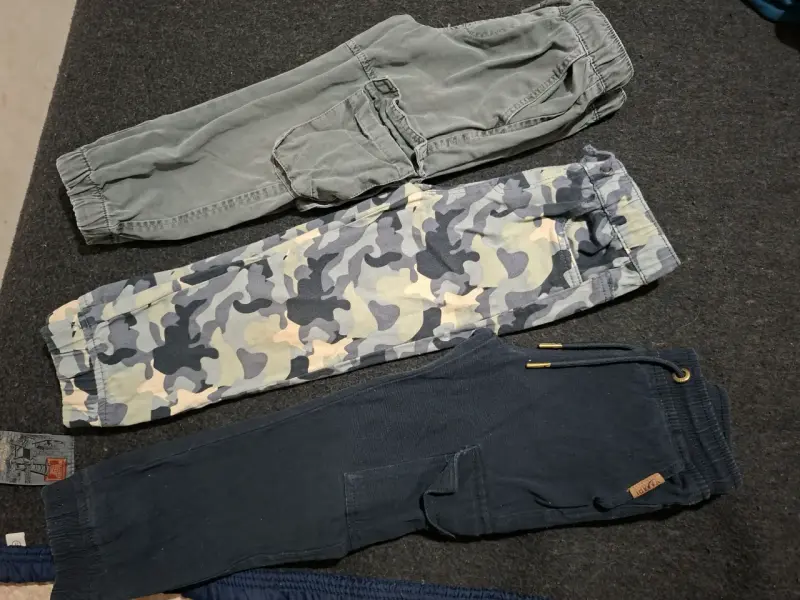 Lote de pantalones para niños en varios colores