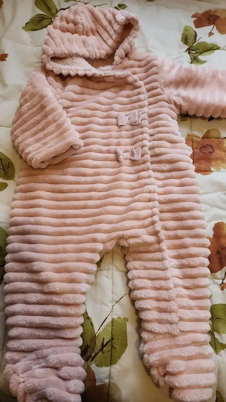 Cubre ropa de bebé rosado con capucha - 1