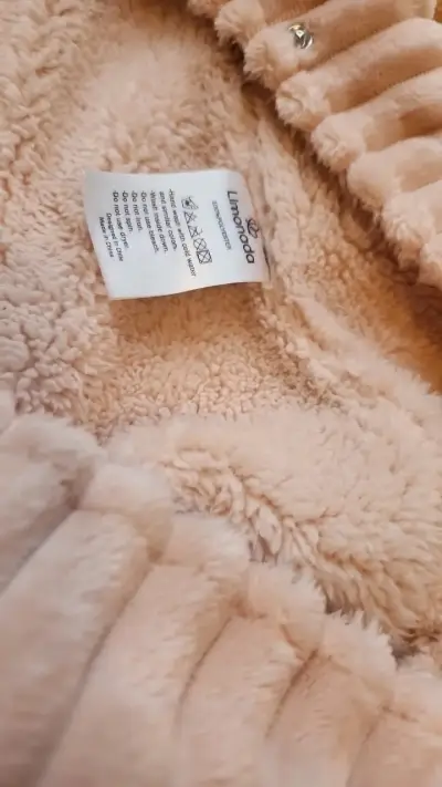 Cubre ropa de bebé rosado con capucha - miniatura 2