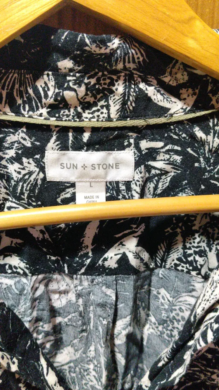 Camisa estampada Sun + Stone para hombre - 2