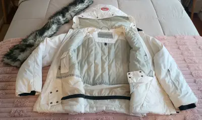 Chaqueta de invierno blanca Esprit con capucha - miniatura 2