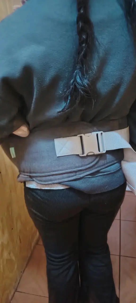Portabebés ergonómico gris con soporte lumbar - 2