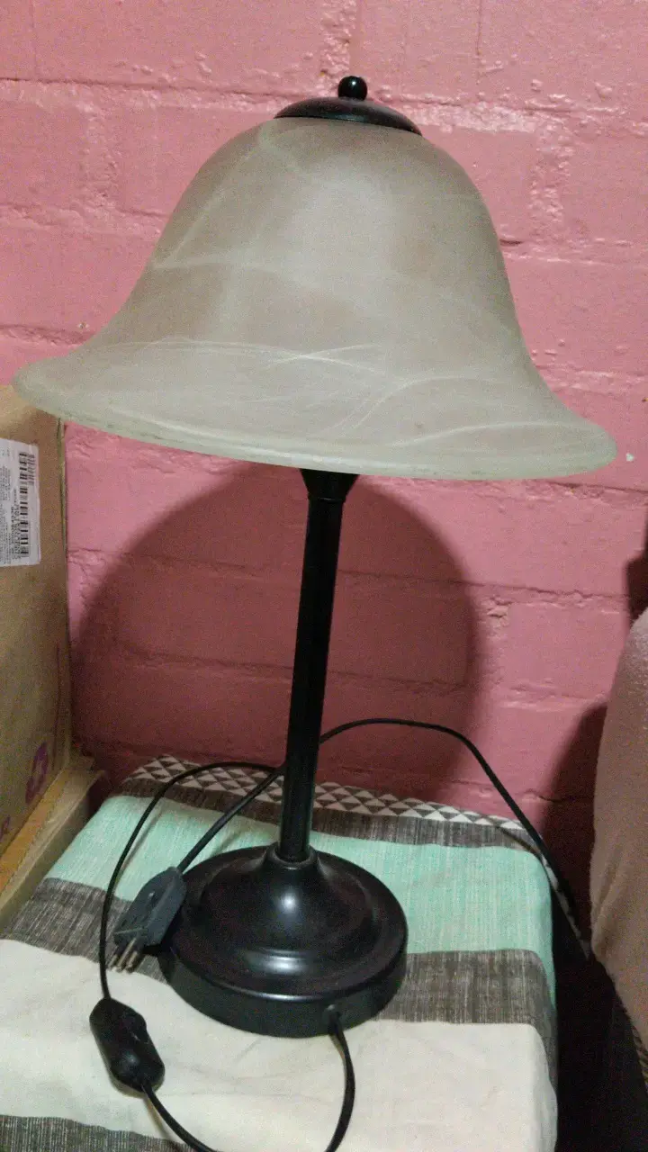 Lámpara de mesa con pantalla de vidrio