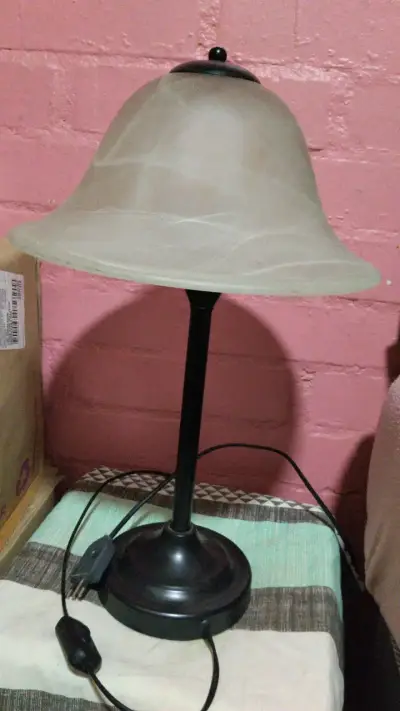 Lámpara de mesa con pantalla de vidrio - miniatura 1