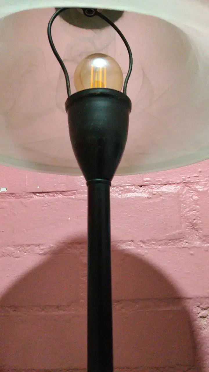 Lámpara de mesa con pantalla de vidrio - 2