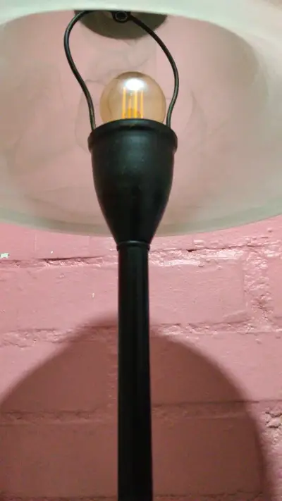 Lámpara de mesa con pantalla de vidrio - miniatura 2
