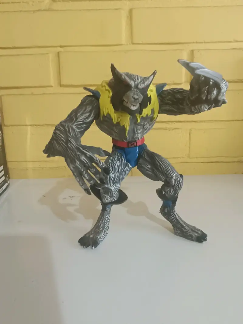 Figura de acción de personaje lobo con garras - 1
