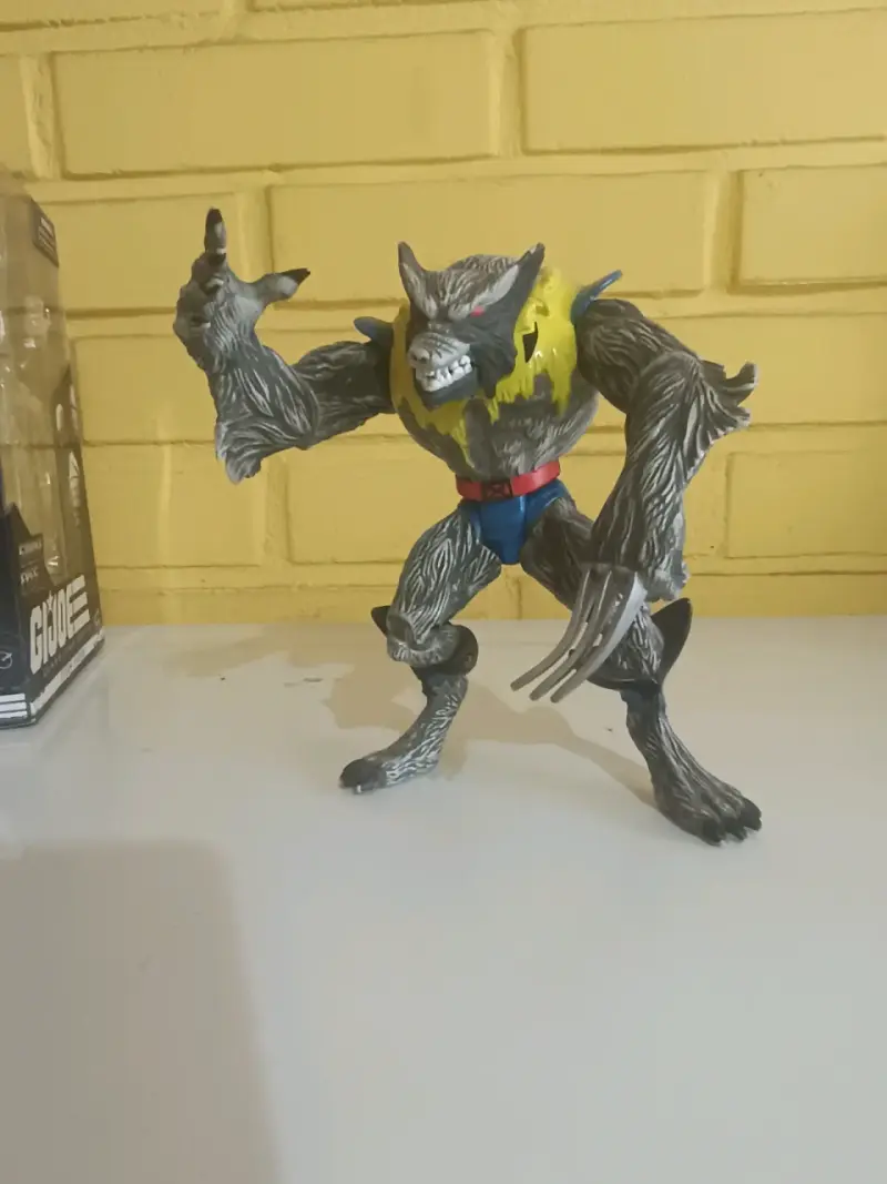 Figura de acción de personaje lobo con garras - 2