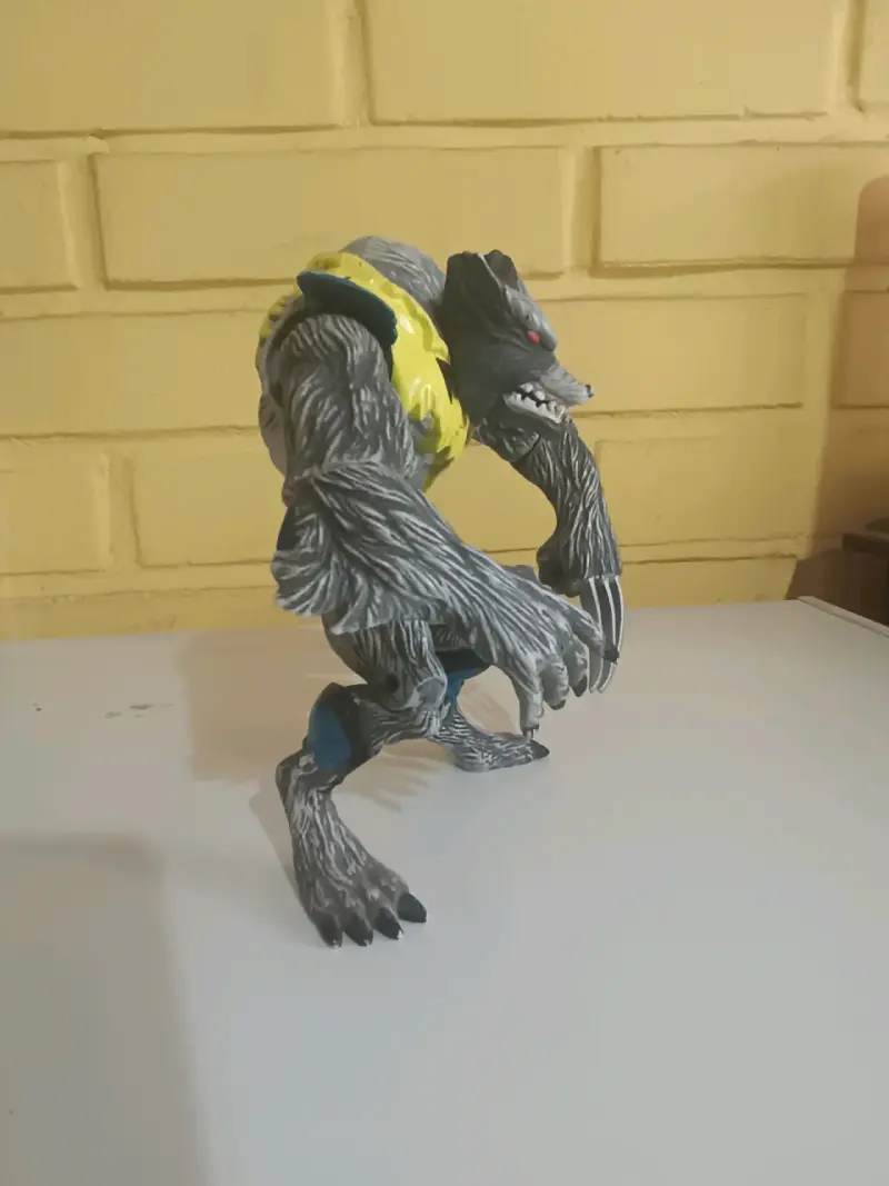 Figura de acción de personaje lobo con garras - 3