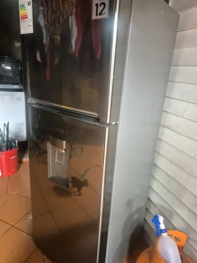 Refrigerador Daewoo de acero inoxidable con dispensador - miniatura 1