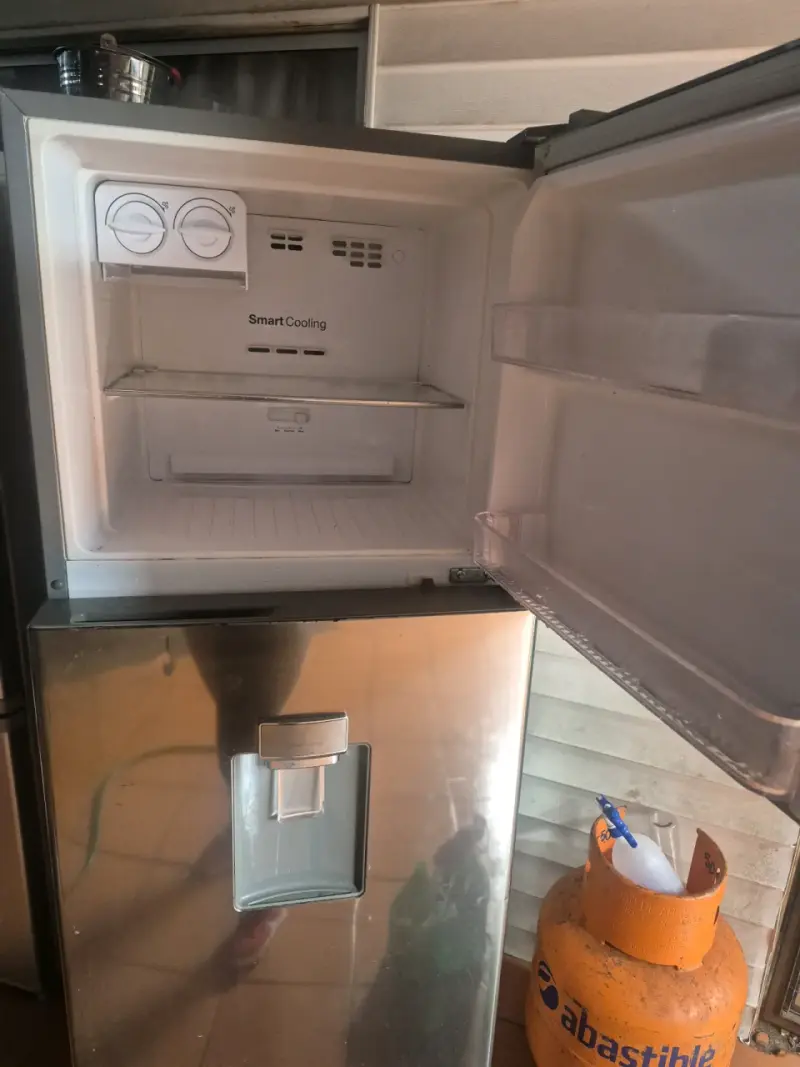 Refrigerador Daewoo de acero inoxidable con dispensador - 2
