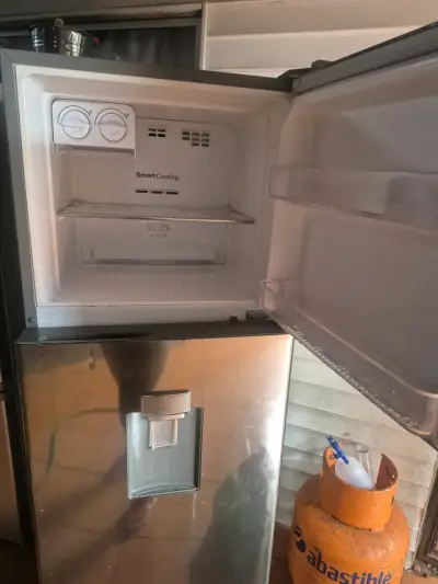 Refrigerador Daewoo de acero inoxidable con dispensador - miniatura 2