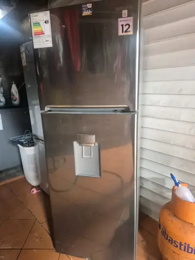Refrigerador Daewoo de acero inoxidable con dispensador - miniatura 3
