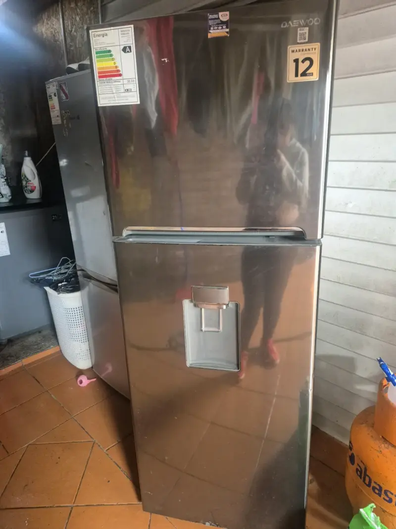 Refrigerador Daewoo de acero inoxidable con dispensador - 4