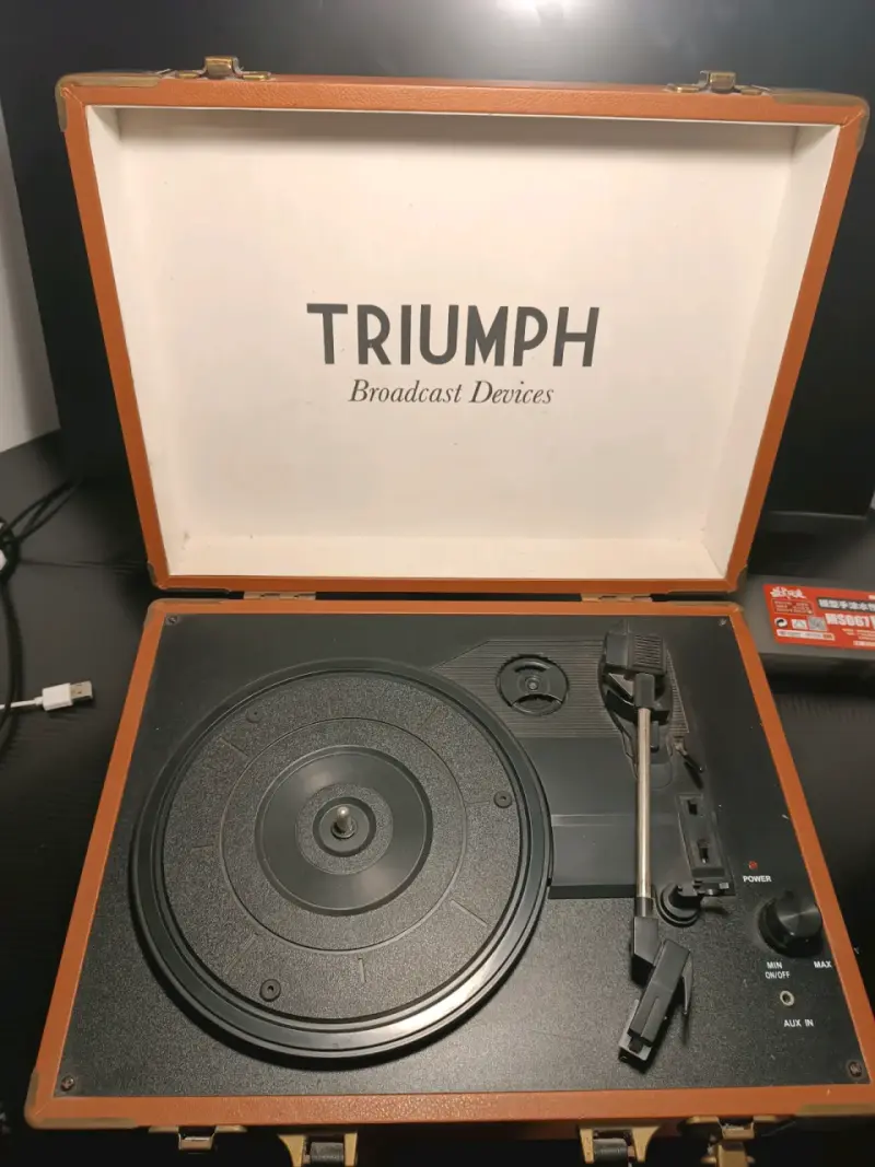Tocadiscos portátil Triumph con USB y salida RCA - 1