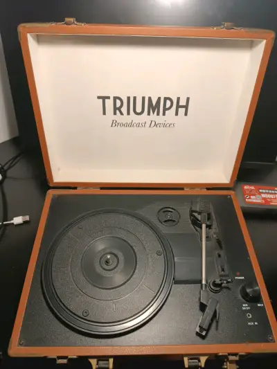 Tocadiscos portátil Triumph con USB y salida RCA - miniatura 1