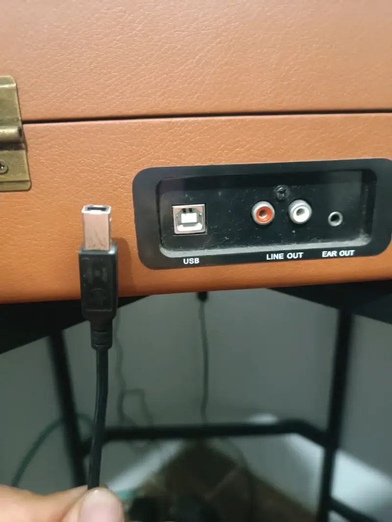 Tocadiscos portátil Triumph con USB y salida RCA - 3