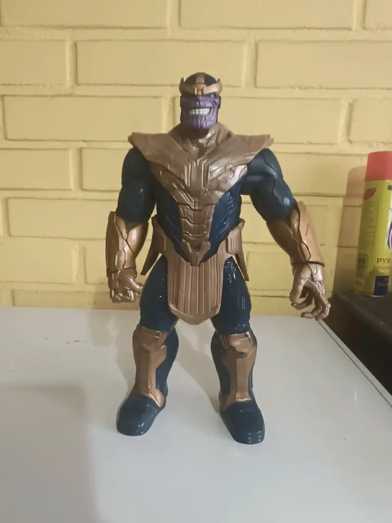 Figura de acción Thanos con armadura dorada - 1