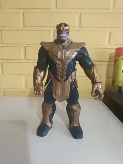 Figura de acción Thanos con armadura dorada - miniatura 1
