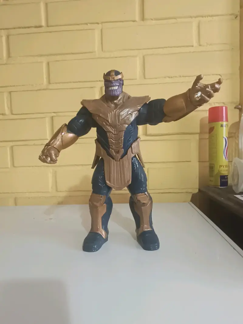Figura de acción Thanos con armadura dorada - 2