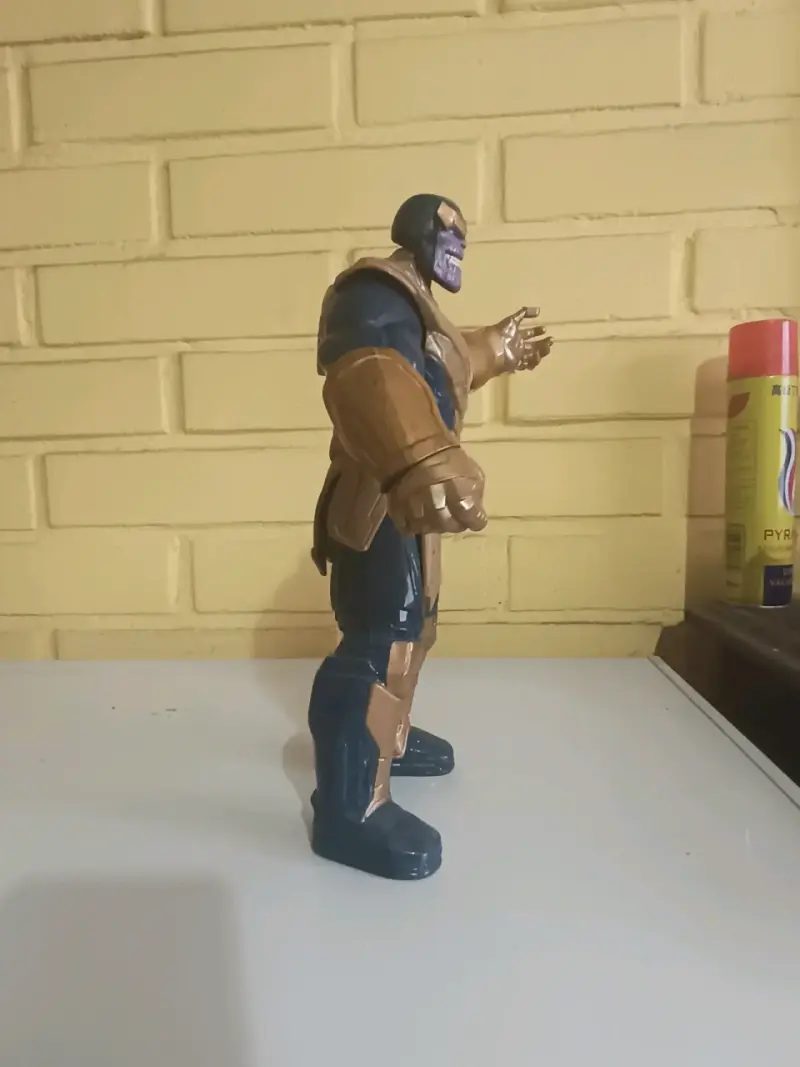 Figura de acción Thanos con armadura dorada - 3