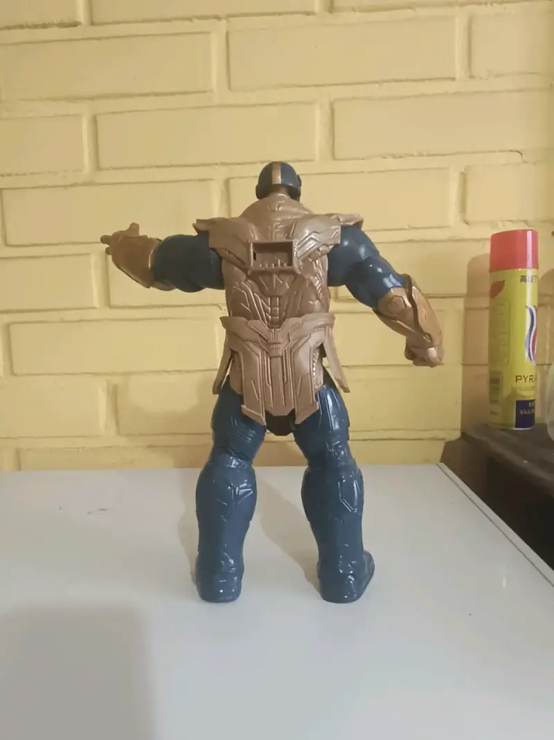 Figura de acción Thanos con armadura dorada - 4