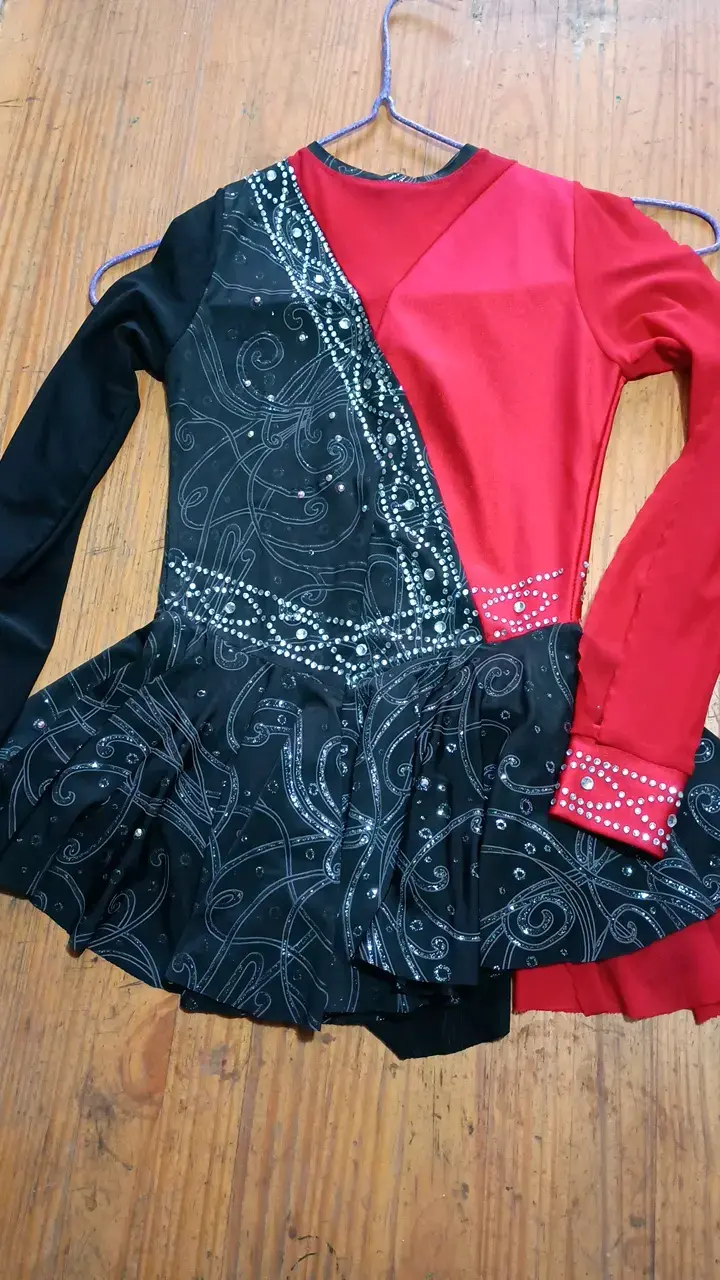 Vestido de patinaje artístico rojo y negro con pedrería