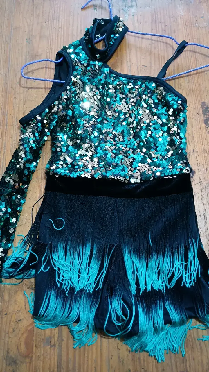 Vestido de baile con lentejuelas y flecos