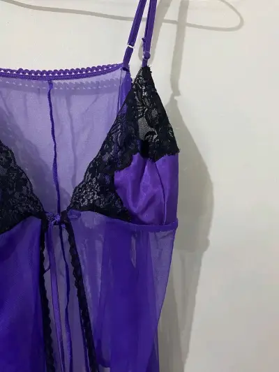 Babydoll morado con encaje negro Frederick's of Hollywood - miniatura 3
