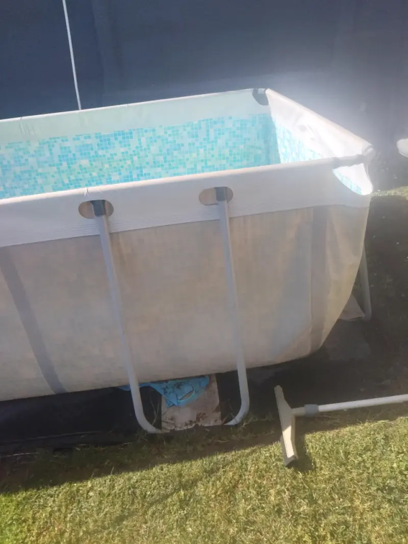 Piscina estructural rectangular con escalera