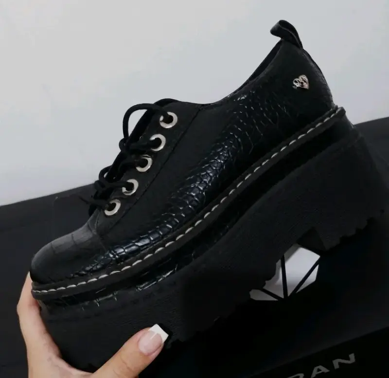 Zapatos de plataforma negra estilo cocodrilo