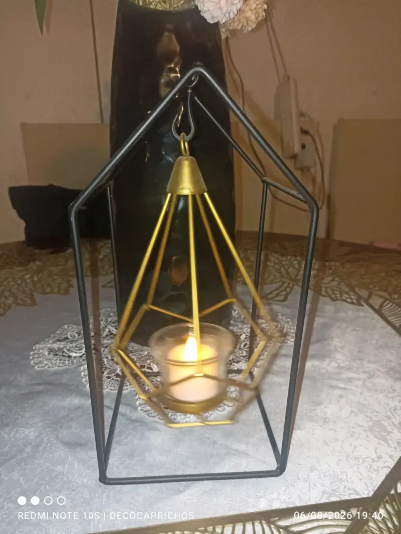 Portavelas geométrico metálico dorado