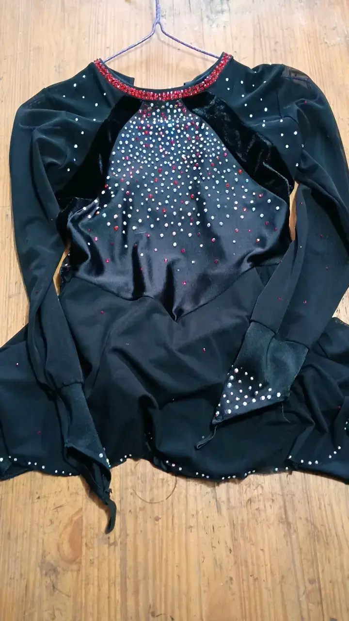 Vestido de patinaje artístico negro con brillantes