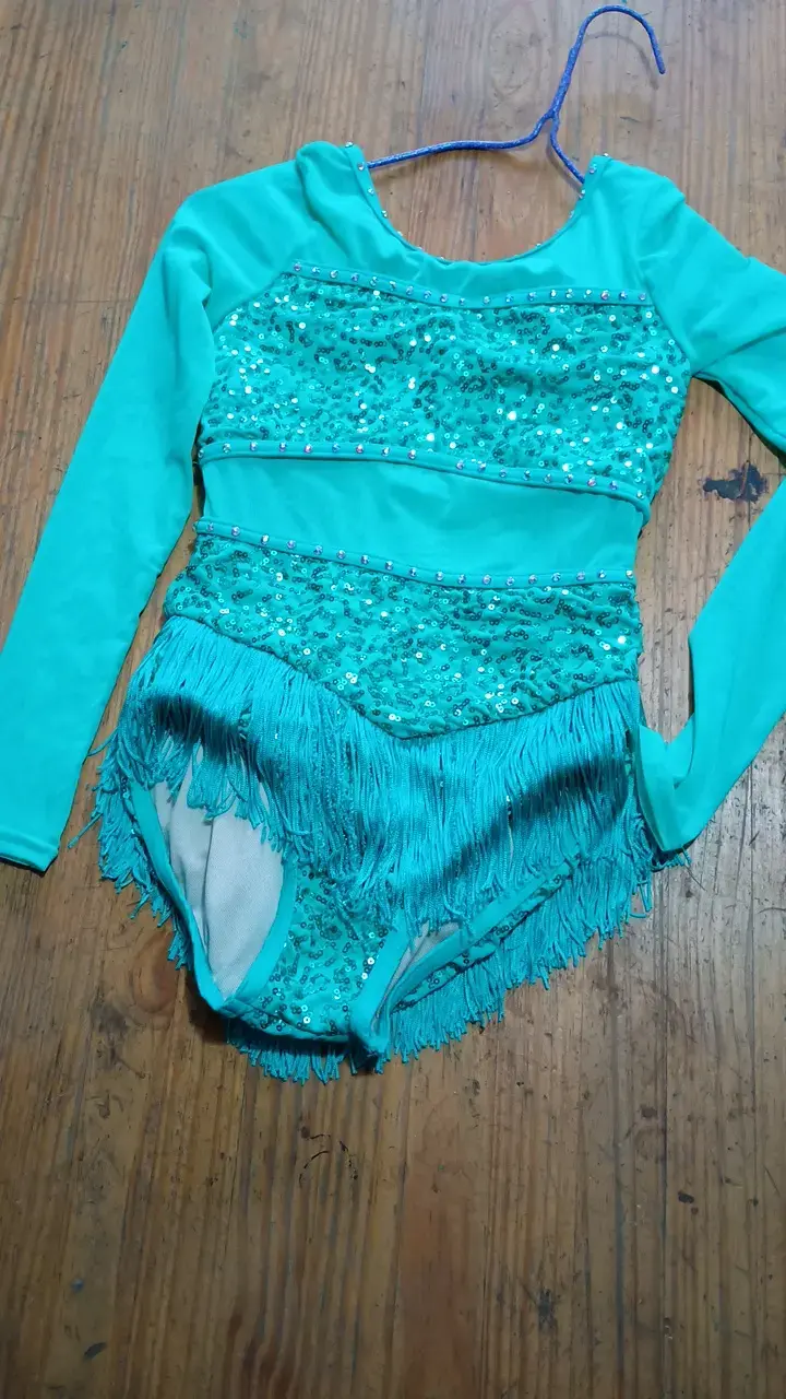 Vestido de baile turquesa con lentejuelas y flecos