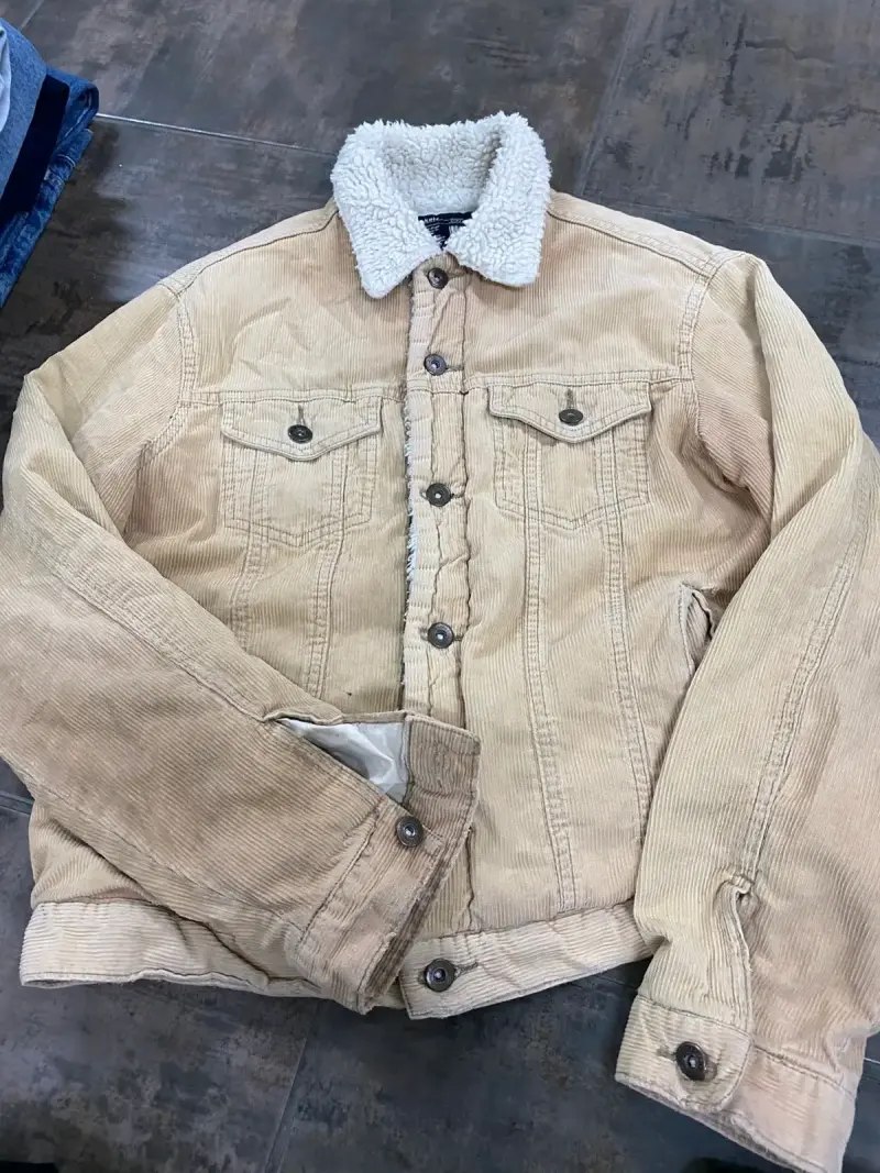 Chaqueta de pana beige con forro de borrego