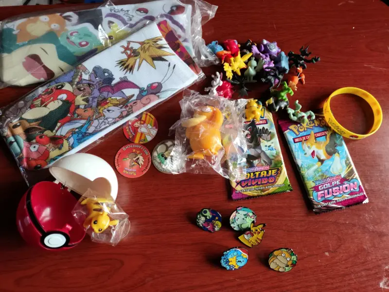 Set de coleccionables Pokémon con figuras y cartas - 1