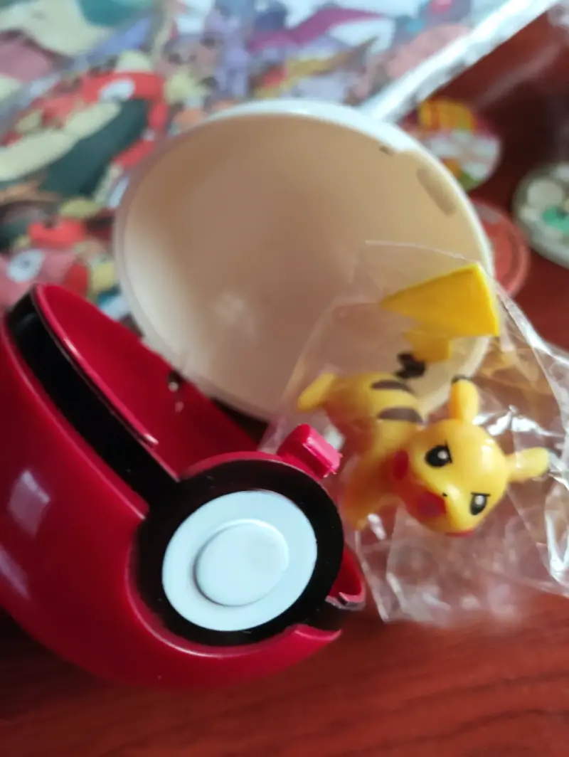 Set de coleccionables Pokémon con figuras y cartas - 2