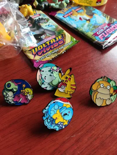 Set de coleccionables Pokémon con figuras y cartas - miniatura 3