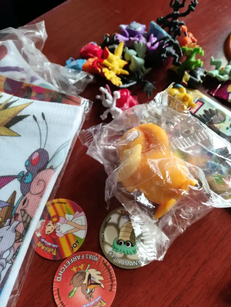 Set de coleccionables Pokémon con figuras y cartas - 4