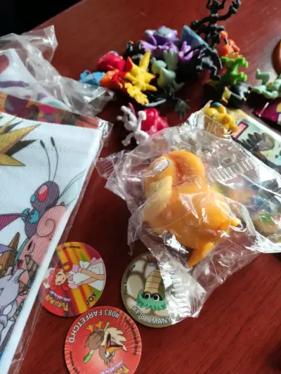 Set de coleccionables Pokémon con figuras y cartas - miniatura 4