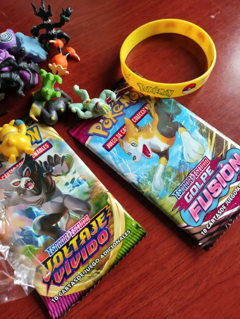 Set de coleccionables Pokémon con figuras y cartas - 5