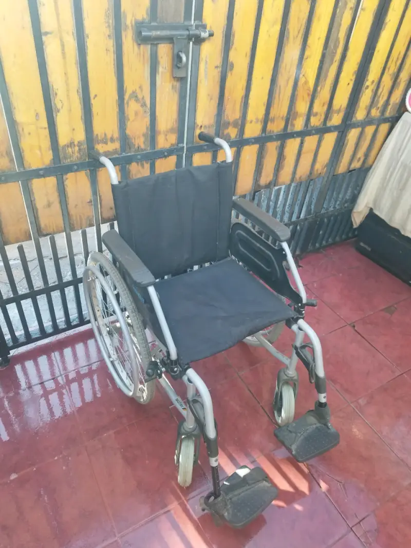 Silla de ruedas plegable ligera - 1