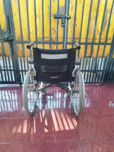Silla de ruedas plegable ligera - miniatura 2
