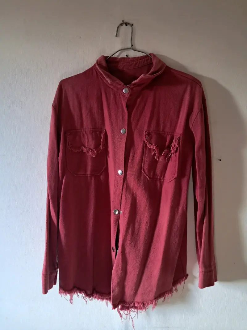 Camisa roja de algodón con estilo desgastado