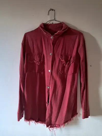 Camisa roja de algodón con estilo desgastado - miniatura 1