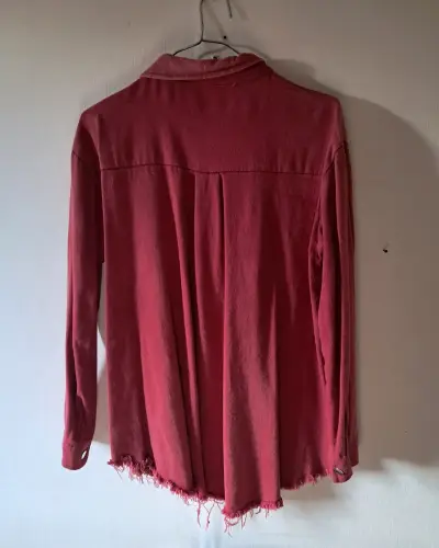 Camisa roja de algodón con estilo desgastado - miniatura 2