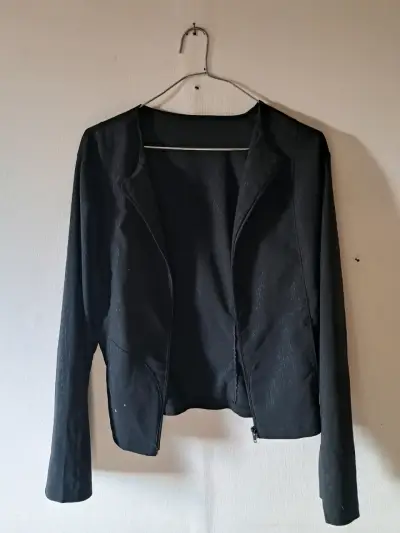Chaqueta negra elegante para mujer - miniatura 1